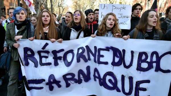 Plans Locaux d'Évaluation : Blanquer impose aux profs le service après-vente de sa réforme du bac