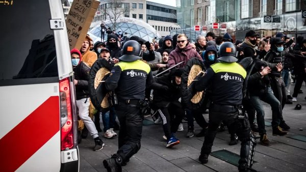 Rotterdam : la police tire à balles réelles sur les manifestants anti-restrictions sanitaires