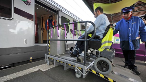 « Un calvaire » : un étudiant en fauteuil débouté face à la SNCF sur le manque d'accessibilité des trains