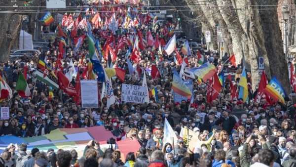 Ukraine : 50 000 manifestants à Rome pour la paix et contre le militarisme de l'OTAN