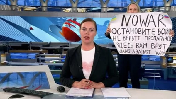 Action anti-guerre sur Channel One : la journaliste Marina Ovsyannikova réprimée, solidarité !