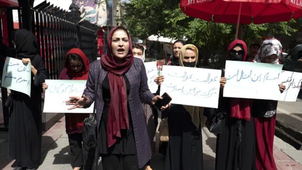 Afghanistan. Des femmes protestent à Kaboul contre l'obligation du port du voile intégral