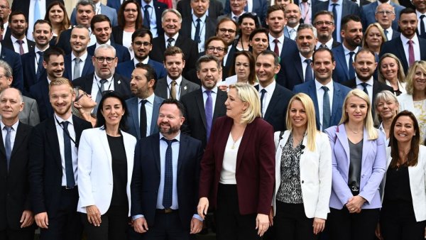 Législatives : une percée du RN sur fond d'effondrement du « front républicain » et de colère anti-Macron