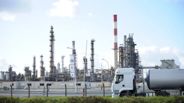 Grève dans les raffineries : Total importe du kérosène du Koweït pour casser la grève