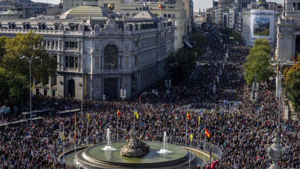 « Marée blanche » à Madrid : des centaines de milliers de manifestants en défense du service public de santé