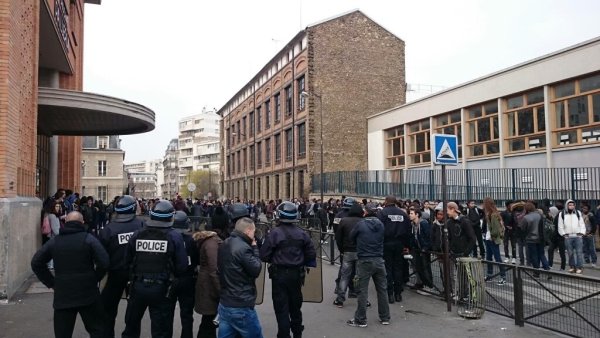 Paris. Des lycéens du 19ème violemment matraqués par des CRS devant Bergson 