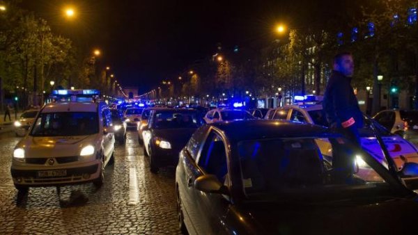 Pas d'interdiction de manifestation pour la manif' sauvage des policiers à Champs Elysées