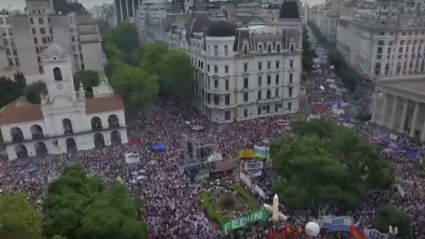 Grève massive de 48h dans l'Education. Manifestation monstre au cœur de Buenos Aires