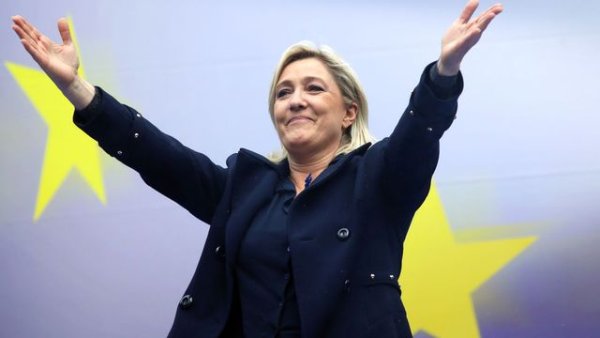 Démission de la présidence du FN : Marine Le Pen tente d'élargir sa base sociale 