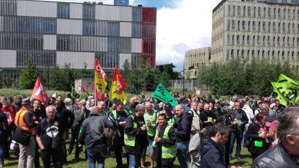 SNCF : Important rassemblement intersyndical contre le licenciement de Nathalie Pradelle