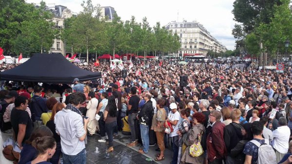 Place de la République, Mélenchon cherche à se poser en premier opposant à Macron