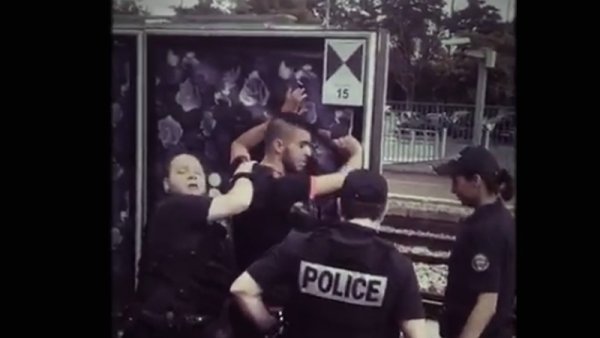 [VIDEO] Adama traité de « violeur » et de « repris de justice » par un policier interpellant un jeune se rendant à la marche