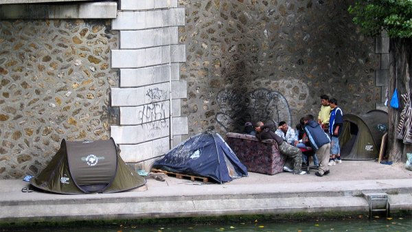 Au moins un sans-abri sur deux voit sa demande de logement d'urgence refusée par manque de moyens