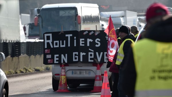 Première tâche d'huile contre la loi travail : l'appel à la grève reconductible des routiers