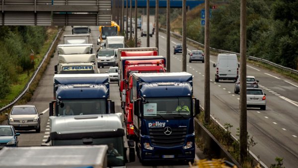 En reconductible dès lundi, les routiers menacent de « mettre à sec » l'Île-de-France