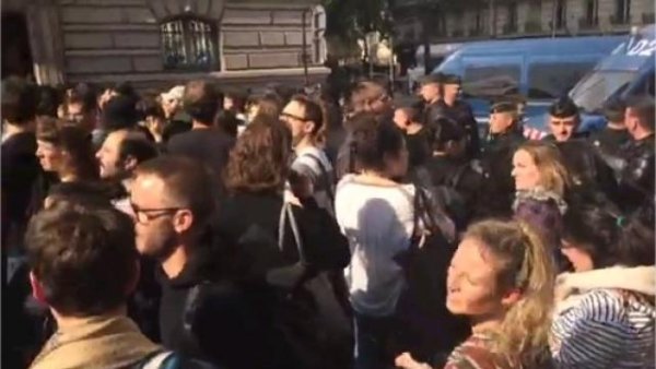 Un CRS agresse des étudiants à la Sorbonne du rassemblement contre la conférence de Macron