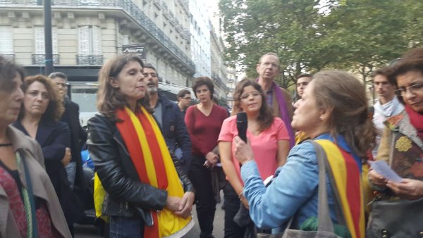 J-3 avant le référendum catalan : un rassemblement de soutien devant l'ambassade d'Espagne à Paris