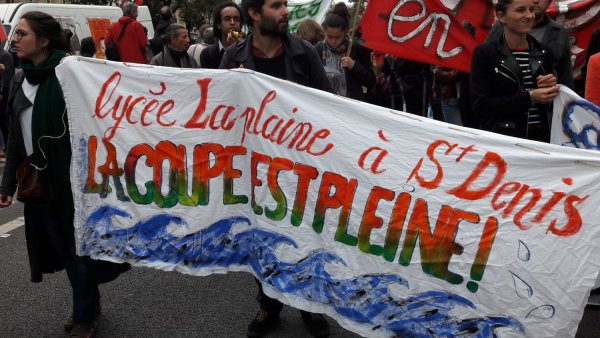 A Paris, 50 000 fonctionnaires ont manifesté. Le ras-le-bol, des écoles fermées, des étudiants à leurs côtés. 