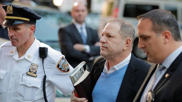 Après des dizaines de témoignages, Harvey Weinstein inculpé pour un viol et une agression sexuelle 