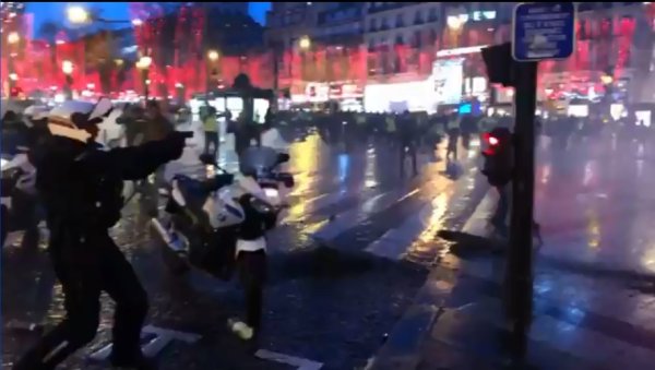 VIDEO. Champs-Élysées, un policier braque son arme à feu sur des gilets jaunes