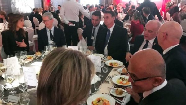 Le PDG d'Apple mange en compagnie de Bolsonaro au forum mondial de Davos
