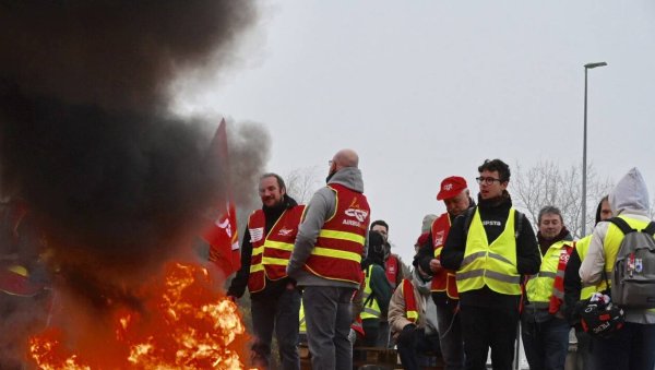 L'aéroport de Nantes et les Chantiers de l'Atlantique bloqués par des Gilets Jaunes et Rouges