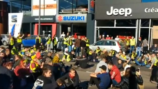 VIDEO. Rouen : les Gilets jaunes rendent hommage aux blessés, une voiture avait foncé sur des manifestants