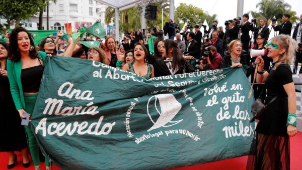 À Cannes, le tapis se teint en vert pour la légalisation de l'IVG en Argentine