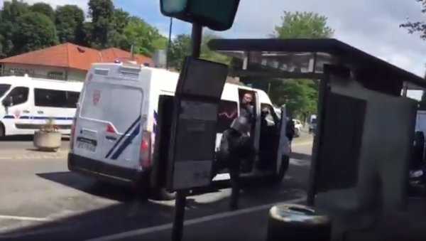 VIDEO. Acte 30 à Paris : un CRS descend de son véhicule pour lancer une grenade lacrymogène
