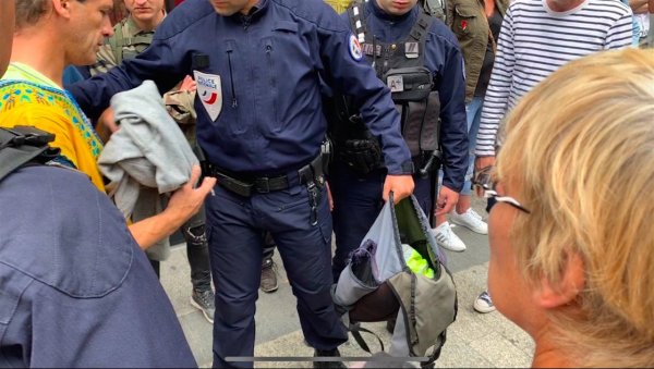 Champs-Élysées : un homme arrêté pour le simple port d'un gilet jaune
