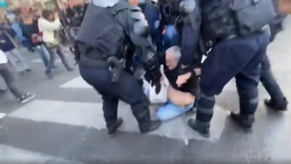 A Paris, un manifestant âgé violemment interpellé et traîné à terre par la police 