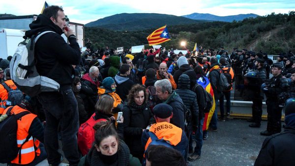 Gilets jaunes et indépendantistes catalans bloquent l'A9. Les CRS répriment