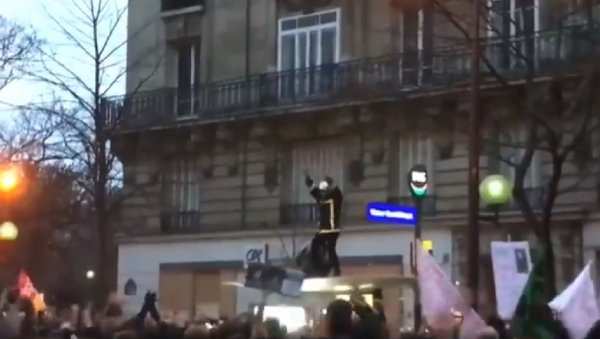 VIDEOS. A Paris, fin de manif festive : les pompiers font la fête et la foule chante en soutien
