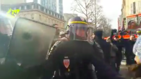 Les grévistes cassent la nasse policière devant Gare De Lyon au son de "libérez nos camarades"