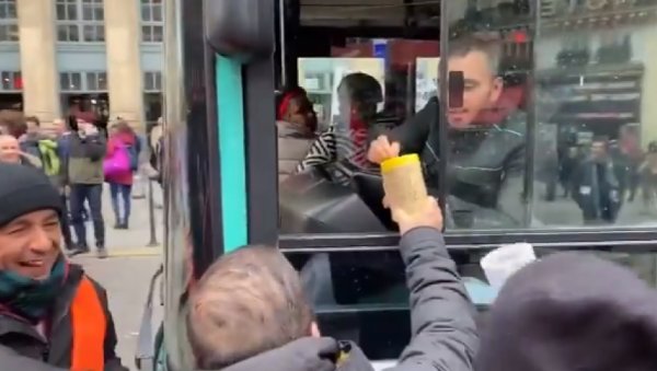 VIDEO. Un chauffeur de bus RATP non-gréviste donne à la caisse de grève ou soutien