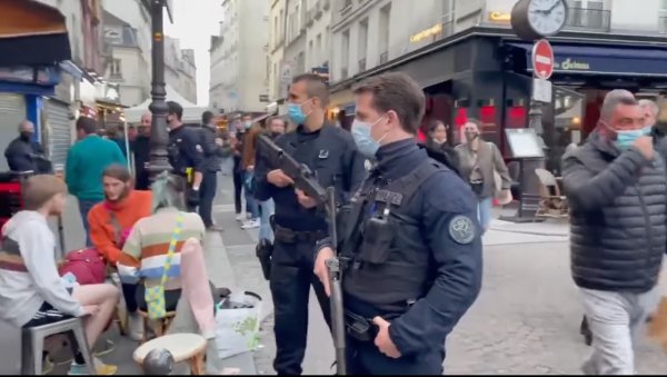 A Paris, la police évacue les terrasses armée de fusils d'assaut pour le couvre-feu 