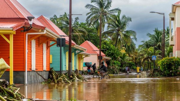 Pénuries d'eau, infrastructures détruites : après « Fiona », la réalité du manque de moyens en Guadeloupe