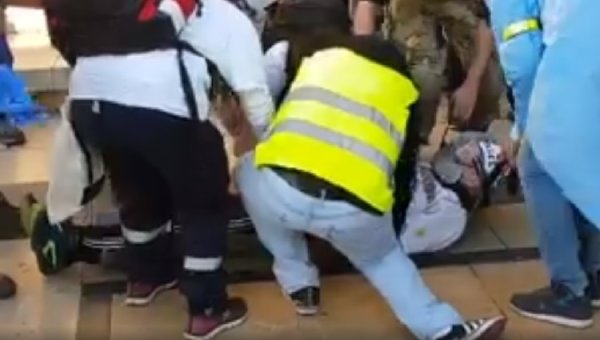 VIDEO. Trocadéro : un street-medic blessé par la police alors qu'il s'apprêtait à soigner un Gilet jaune