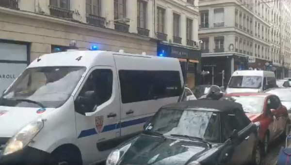 VIDEO. Acte 26 : à Lyon, un défilé de véhicule de CRS prend position place Bellecour 