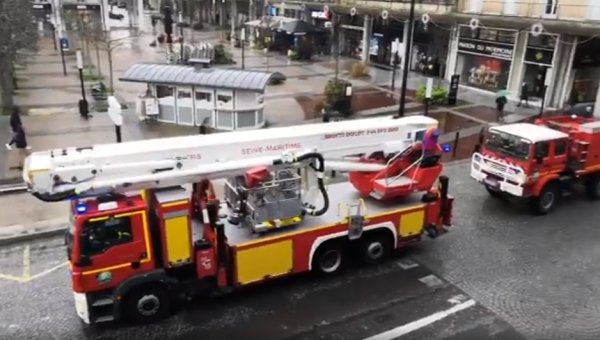 VIDEO. Au Havre, les pompiers manifestent avec leur véhicule contre la réforme des retraites.