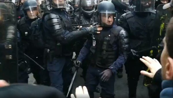 VIDEO. Paris : à Saint-Lazare, « LBD utilisé », « les CRS ont coupé le cortège avec la tête ici »