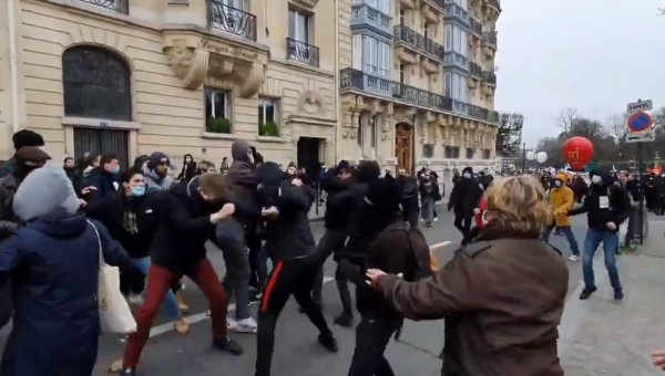 A Paris, la Cocarde provoque les manifestants : l'extrême-droite hors de nos cortèges !