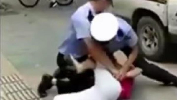 VIDEO. Shangaï : la vidéo de violence policière qui scandalise les réseaux sociaux chinois