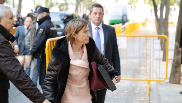 La présidente du Parlement catalan revient sur la déclaration d'Indépendance et paye une caution de 150.000 euros pour sortir de prison