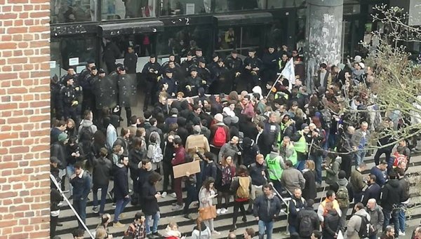 À Lille 2, la police gaze étudiants et cheminots, dont des enfants, mobilisés contre les attaques de Macron
