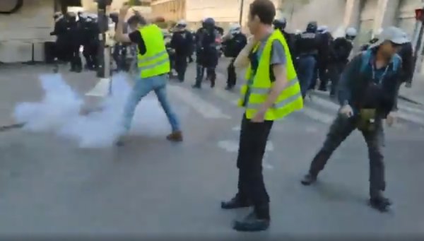 VIDEO. Acte 23. Plusieurs grenades GLIF4 jetées aux pieds des manifestants
