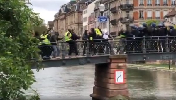 VIDEO. Acte 24 : Strasbourg, les forces de police empêchent les Gilets jaunes d'accéder aux institutions européennes