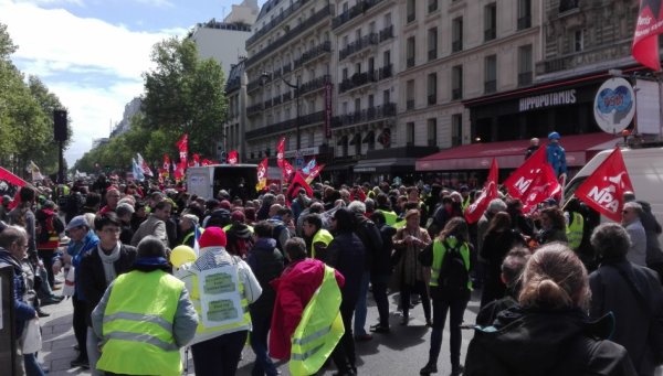 Acte 24 à Paris : Gilets jaunes et rouges convergent pour préparer le 1er mai