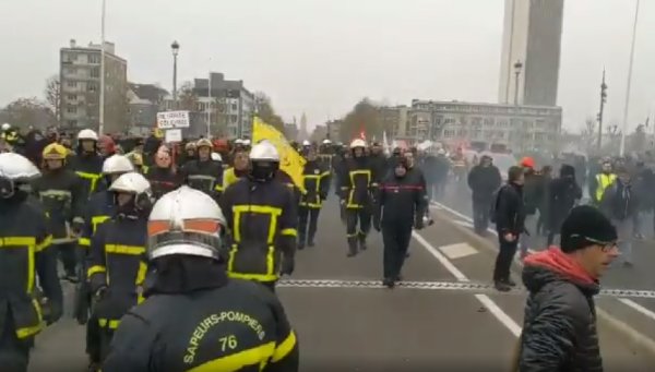 VIDEOS. 5 décembre à Rouen : les pompiers rejoignent la tête du cortège
