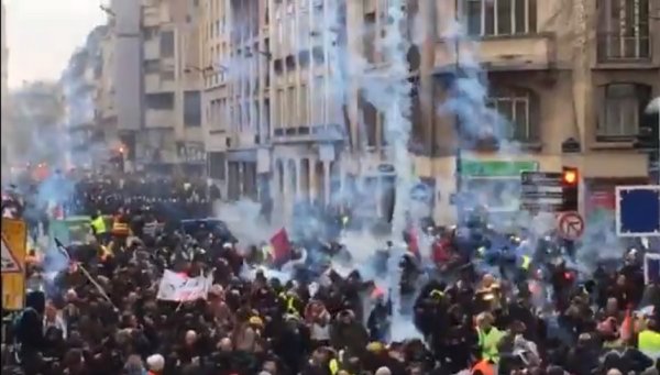 VIDEOS. Pluie de lacrymo' sur le cortège parisien, les manifestants reprennent leur chemin